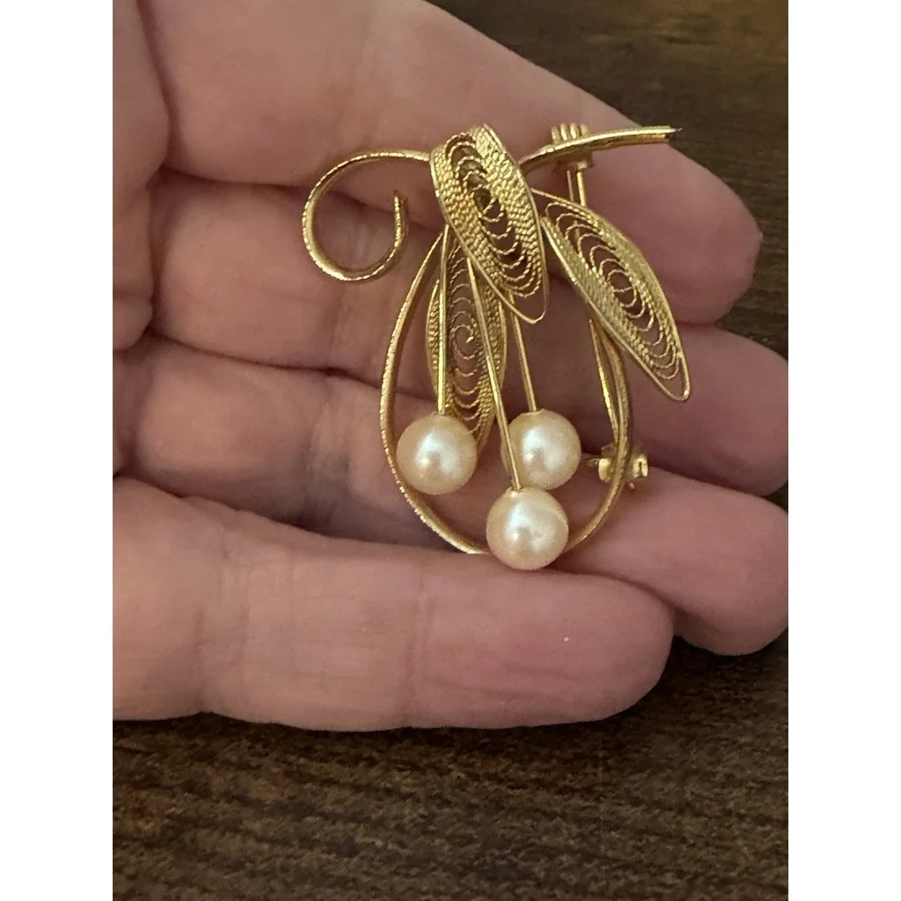 Vintage Gold Tone Filigree Leaf Faux Pearl Dangle‎ Brooch Floral Pin